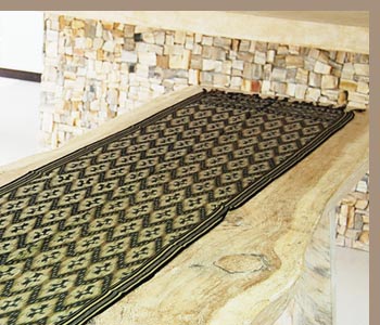 バリ島の伝統工芸品『イカット』。縦糸と横糸から編まれる布はそれぞれに独創的な模様が施されています。