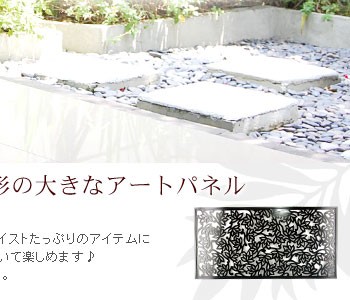 長方形タイプですので縦にも横にも置いて楽しめます♪フックがついておりますのでご自宅の壁に飾ることもできます。