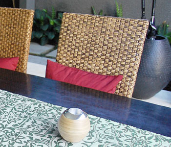 バリ島で見つけてきた、こちらのテーブルランナーは独特な模様がプリントされた、