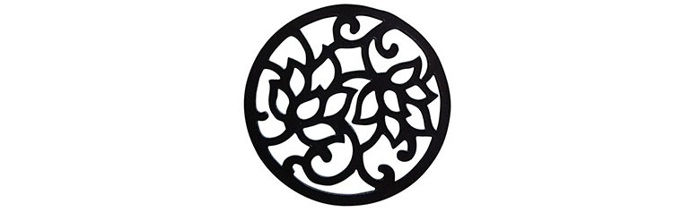切り絵のような細工が芸術的で美しい木製のコースター