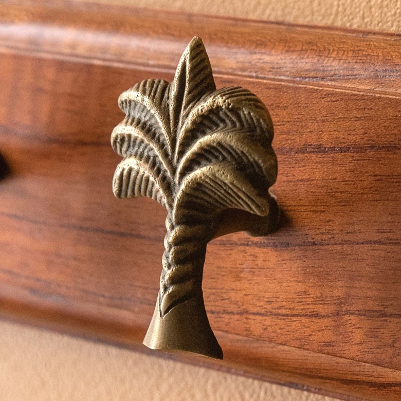 無垢材 と 真鍮 取手 の古い 文筆卓 無垢材 と 真鍮 取手 の古い 文筆卓