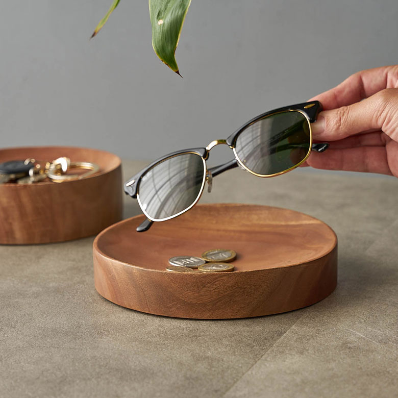 丁寧で重厚感のある無垢材木製トレイ