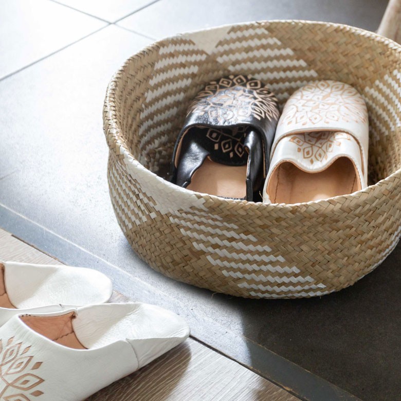 折り込めば、ボール型のカゴに変身。