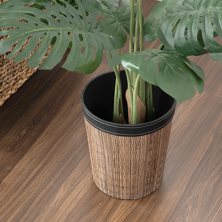 鉢植えやアートプランツを入れてプランターカバーとして使うのもおすすめ。