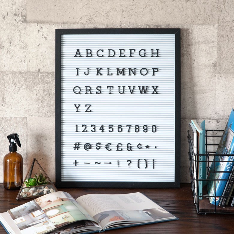 立てかけたり、壁に吊るせる長方形のインテリアボード。