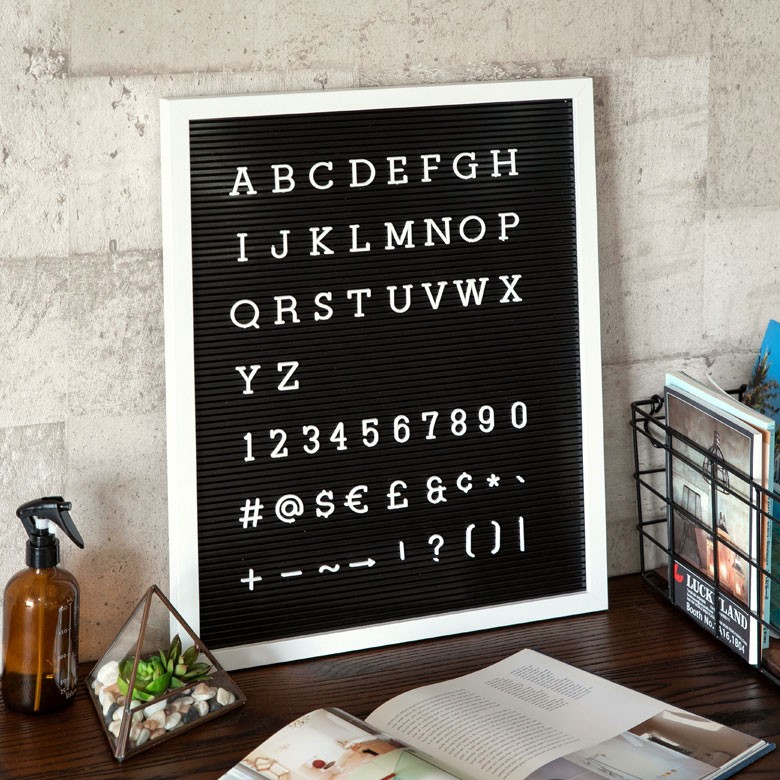 立てかけたり、壁に吊るせる長方形のインテリアボード。