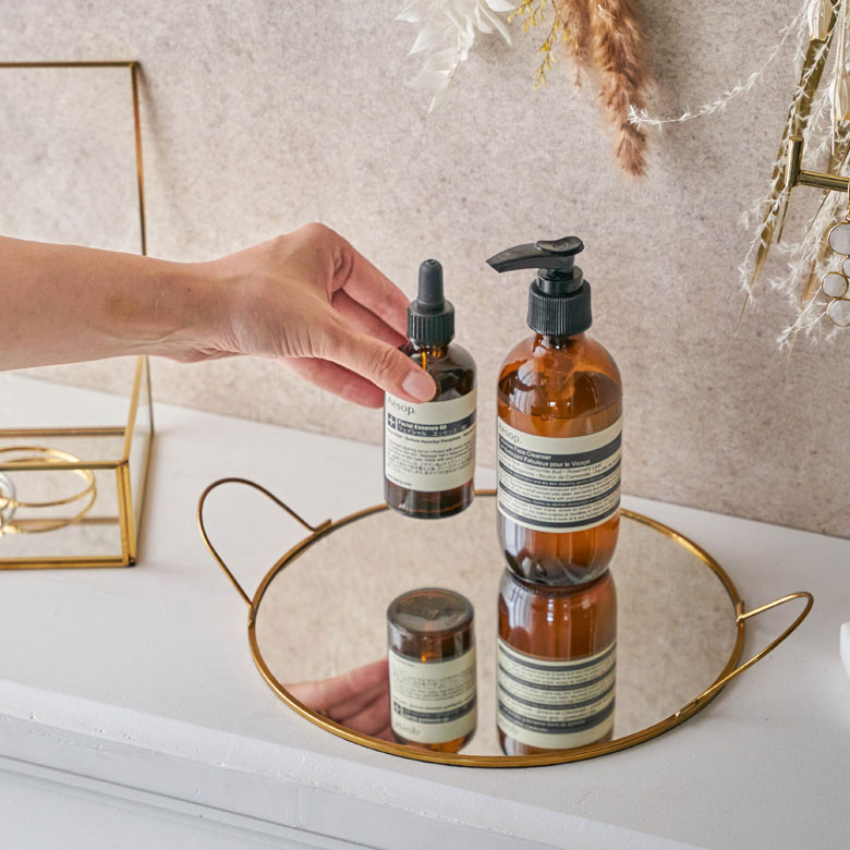 上に置いたものを一層引き立ててくれるミラー仕様