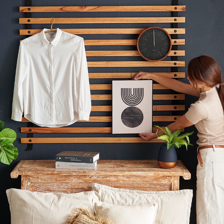 フックを掛ければ、簡単に壁面ディスプレイ