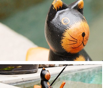 釣りを楽しんでいるバリ猫のオブジェ。手のひらサイズです。