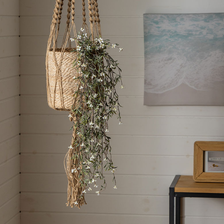 ホワイトフラワーのハンギングブッシュのフェイクグリーン