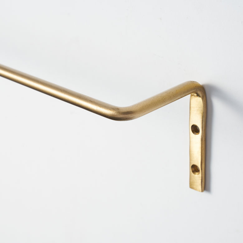 素材はマットな質感の真鍮