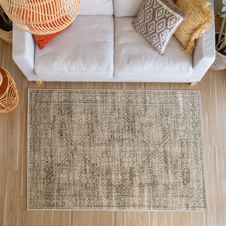 水をこぼしてもサッと拭き取ればシミになりにくい素材