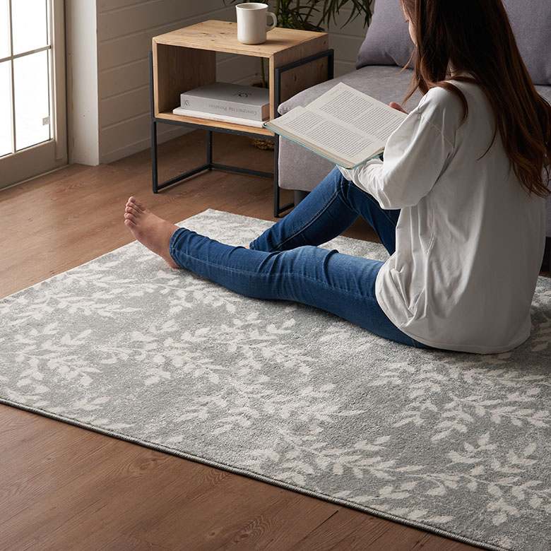 存在感のある柄物のインテリアアイテムも、ラグなら取り入れやすい