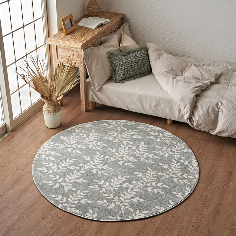 存在感のある柄物のインテリアアイテムも、ラグなら取り入れやすい