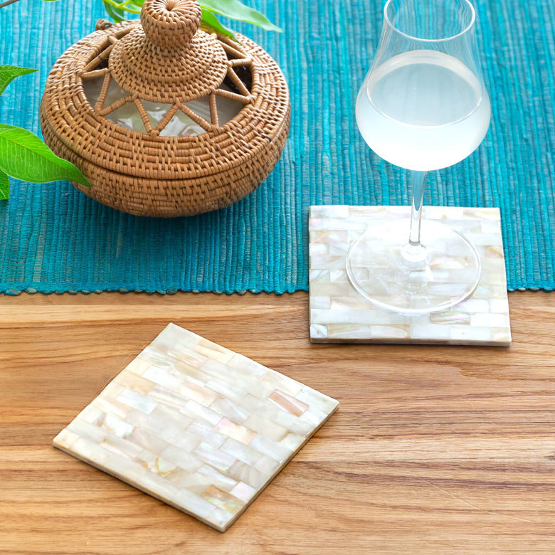 シンプルさの中にも存在感を放つコースター