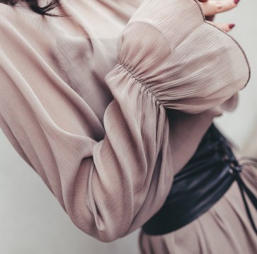 レディース　ゆったり　シフォン　ワンピース　長袖　膝下丈　ロング　無地　大人可愛い　カジュアル　オフィス　OL　デイリー　お出かけ　デート　ベージュ　送料無料