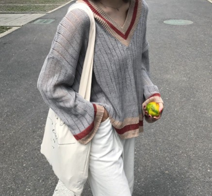 レディース　ニット　セーター　フレアスリーブ　Vネック　長袖　ゆったり　トップス　カジュアル　キュート　大人　可愛い　フェミニン　おしゃれ　お出かけ　デイリー　グレー　ブラウン　灰色　茶色　フリーサイズ　ワンサイズ　送料無料