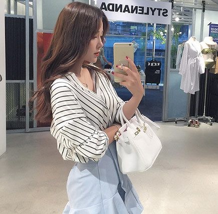 レディース　トップス　Vネック　ストライプ　ブラウス　シャツ　7分袖　春夏　シンプル　大人　カジュアル　フェミニン　オフィス　おしゃれ　仕事着　デート　リゾート　旅行　ホワイト　ブルー　送料無料