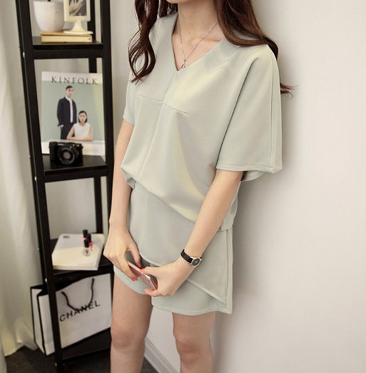 レディース　ファッション　トップス　ボトムス　Vネック　Tシャツ　半袖　ハーフパンツ　シンプル　フレア　かわいい　大人カジュアル　夏　デート　買い物　普段着　グレー　グリーン　送料無料