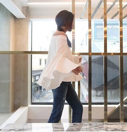 レディース　トップス　長袖　チュニック　オフショルダー　カットソー　Tシャツ　袖フレア　フラウンス　フリル　大きいサイズ　ゆったり　無地　大人カジュアル　おしゃれ　セクシー　デート　リゾート　買い物　ホワイト　ブラック　送料無料