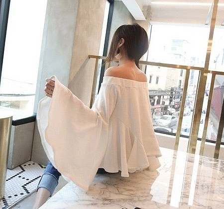 レディース　トップス　長袖　チュニック　オフショルダー　カットソー　Tシャツ　袖フレア　フラウンス　フリル　大きいサイズ　ゆったり　無地　大人カジュアル　おしゃれ　セクシー　デート　リゾート　買い物　ホワイト　ブラック　送料無料