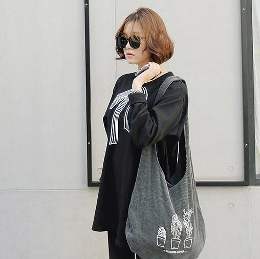 レディース　トップス　Tシャツ　カットソー　リボンプリント　ラウンドネック　長袖　シンプル　体型カバー　フリーサイズ　ゆったり　大人カジュアル　フェミニン　ラフスタイル　普段着　おしゃれ　デート　リゾート　ブラック　送料無料