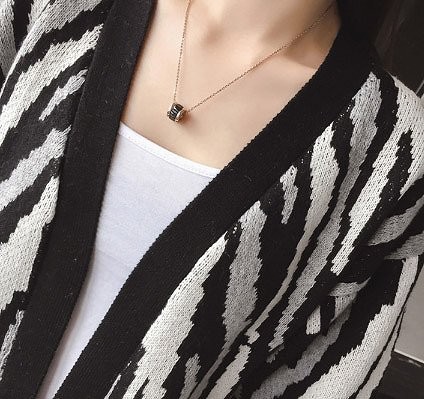 レディース　ロングカーディガン　ロングコート　ゼブラストライプ　長袖　秋冬　アニマル柄　フリーサイズ　人気　ジップアップ　大人カジュアル　シック　お出かけ　おしゃれ　デート　ブラック　ホワイト　送料無料