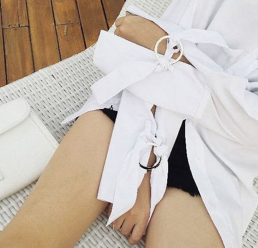 レディース　トップス　シャツ　バックオープン　サイドスリット　無地　長袖　シンプル　カジュアル　大人可愛い　フリーサイズ　フェミニン　デート　お出かけ　デイリー　ブラック　ホワイト　カーキ　ブラウン　送料無料