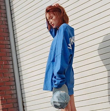 レディース　ファッション　トップス　長袖　セーター　シンプル　大人カジュアル　ラウンドネック　英字プリント　ワイキキ　ハワイ　お出かけ　買い物　外出　ブルー　送料無料