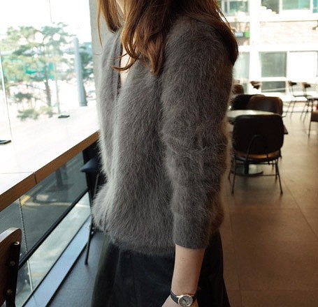 レディース　トップス　ニット　Vネック　カーディガン　起毛　長袖　無地　定番　ゆったり　カジュアル　大人可愛い　大きいサイズ　フェミニン　オフィス　仕事　デート　お出かけ　デイリー　普段着　ブラック　ホワイト　送料無料