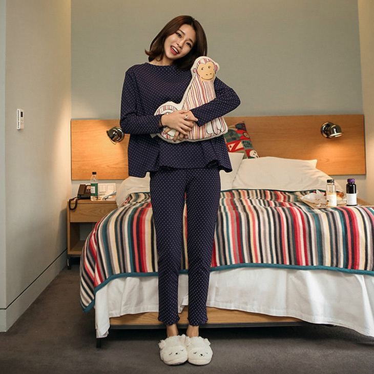 レディース　パジャマ　ナイトウェア　ラウンドネック　ドット柄　水玉　総柄　コットン　長袖　シンプル　カジュアル　フリーサイズ　フェミニン　大人可愛い　リラックス　ルームウェア　ラフスタイル　ネイビー　イエロー　送料無料