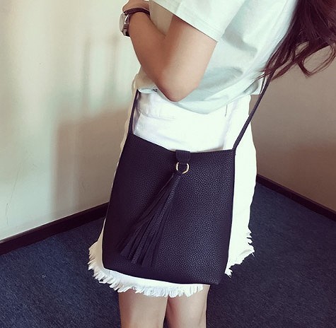 レディース　ショルダーバッグ　トートバッグ　肩掛け　斜め掛け　おしゃれ　可愛い　カジュアル　無地　お出かけ　デート　オフィス　デイリー　通勤　通学　ピンク　グレー　ブラック　レッド　送料無料