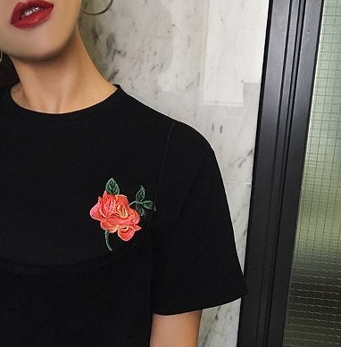 レディース　花柄　刺繍　半袖　Tシャツ　ショートスリーブ　クルーネック　春　夏　女性　大人　カジュアル　キュート　可愛い　おしゃれ　セクシー　ファッション　ホワイト　ブラック　白　黒　S　M　L　サイズ　送料無料