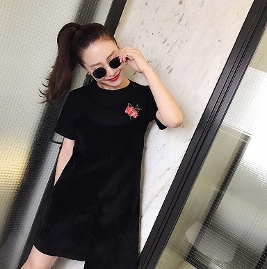レディース　花柄　刺繍　半袖　Tシャツ　ショートスリーブ　クルーネック　春　夏　女性　大人　カジュアル　キュート　可愛い　おしゃれ　セクシー　ファッション　ホワイト　ブラック　白　黒　S　M　L　サイズ　送料無料