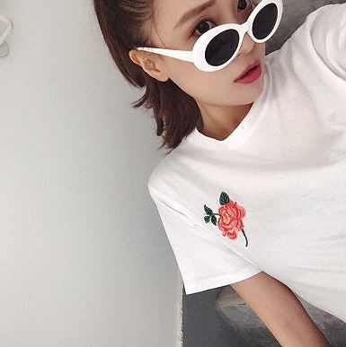 レディース　花柄　刺繍　半袖　Tシャツ　ショートスリーブ　クルーネック　春　夏　女性　大人　カジュアル　キュート　可愛い　おしゃれ　セクシー　ファッション　ホワイト　ブラック　白　黒　S　M　L　サイズ　送料無料
