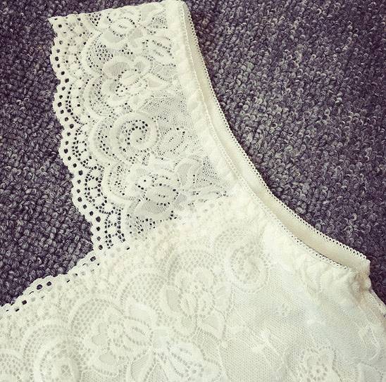 レディース　チューブトップ　レース　ベアトップ　キャミソール　ストラップ　下着　トップス　女性　大人　カジュアル　おしゃれ　セクシー　可愛い　ホワイト　ブラック　白　黒　フリーサイズ　ワンサイズ　送料無料