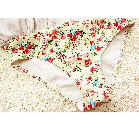 キッズ　女の子　水着　ワンピース　フレア　フリル　リボン　帽子　キャップ　海　プール　スイミング　ビーチ　リゾート　マリン　海水浴　夏休み　旅行　可愛い　キュート　子供　ジュニア　ホワイト　レッド　S　M　L　XL　XXL　サイズ　送料無料