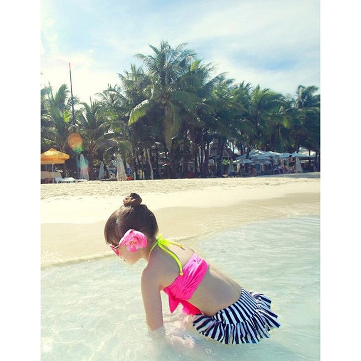 キッズ　女の子　水着　ビキニ　リボン　ホルターネック　スカート　フレア　韓国　海　プール　スイミング　ビーチ　リゾート　マリン　海水浴　夏休み　旅行　可愛い　キュート　子供　ジュニア　ブラック　ホワイト　S　M　L　XL　XXL　サイズ　送料無料