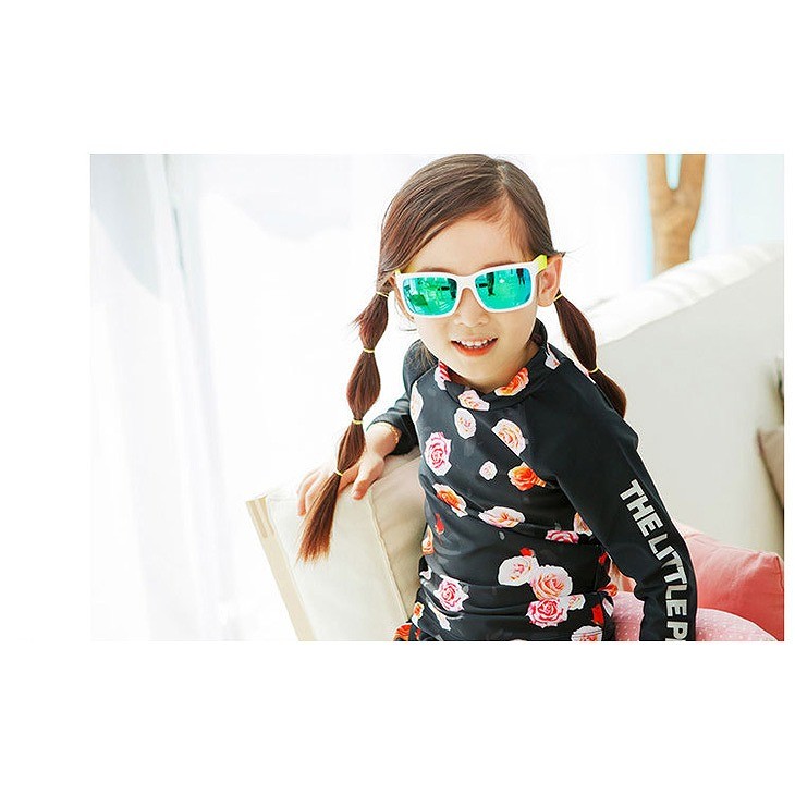 キッズ　女の子　水着　ラッシュガード　長袖　花柄　短パン　ラグランスリーブ　韓国　海　プール　スイミング　ビーチ　リゾート　マリン　海水浴　夏休み　旅行　可愛い　キュート　子供　ジュニア　ブラック　黒　S　M　L　XL　サイズ　送料無料