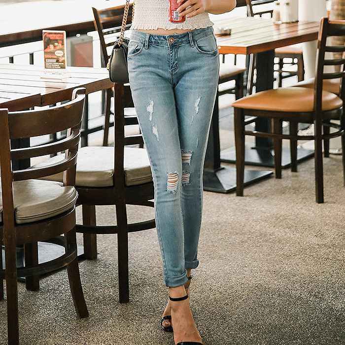レディース　ボトムス　ジーンズ　デニム　ペンシル　スキニー　スリム　ウォッシュ加工　ダメージ　クラッシュ　無地　大人カジュアル　フェミニン　シンプル　美脚　脚長効果　リゾート　普段着　デイリー　お出かけ　デート　ブルー　送料無料