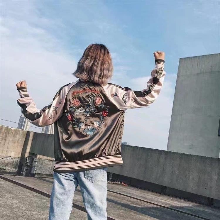 レディース　ライトアウター　ジャケット　スタンドカラー　スカジャン　ジップアップ　長袖　刺繍　カジュアル　大人可愛い　ストリート系　スポーツ　観戦　ジョギング　デート　お出かけ　デイリー　グレー　送料無料