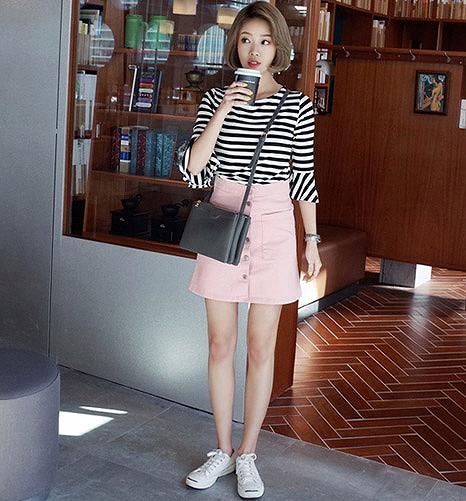 レディース　Tシャツ　カットソー　フレアスリーブ　ラウンドネック　6分袖　大きいサイズ　大人　ボーダー　シンプル　定番　カジュアル　春夏　デート　普段着　リラックス　ホワイト　ブラック　送料無料