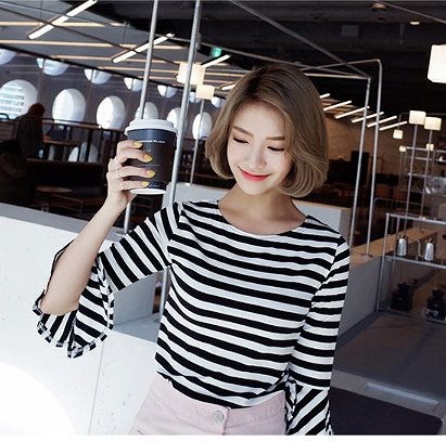 レディース　Tシャツ　カットソー　フレアスリーブ　ラウンドネック　6分袖　大きいサイズ　大人　ボーダー　シンプル　定番　カジュアル　春夏　デート　普段着　リラックス　ホワイト　ブラック　送料無料