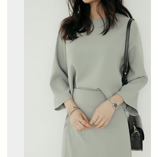 レディース　トップス　カットソー　Tシャツ　長袖　無地　ゆったり　春秋　ラウンドネック　大きいサイズ　大人可愛い　フリーサイズ　シンプル　カジュアル　フェミニン　普段着　ラフスタイル　デート　ブラック　ホワイト　レッド　カーキ　送料無料