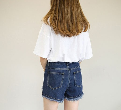 レディース　ボトムス　デニム　ショートパンツ　短パン　フレイドヘム　クラッシュ　切りっぱなし　ダメージ　無地　脚長効果　大きいサイズ　大人カジュアル　人気　お出かけ　普段着　リゾート　デート　ホワイト　ブルー　ブラック　送料無料