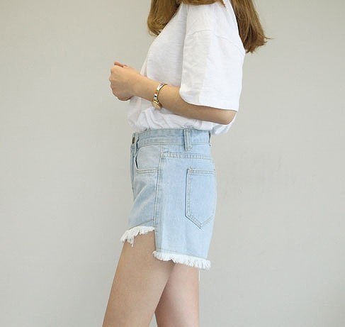 レディース　ボトムス　デニム　ショートパンツ　短パン　フレイドヘム　クラッシュ　切りっぱなし　ダメージ　無地　脚長効果　大きいサイズ　大人カジュアル　人気　お出かけ　普段着　リゾート　デート　ホワイト　ブルー　ブラック　送料無料