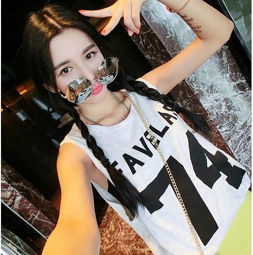 レディース トップス　Ｔシャツ　ノースリーブ　オーバーサイズ　カジュアル　夏　ロゴ　ブラック　ホワイト　送料無料