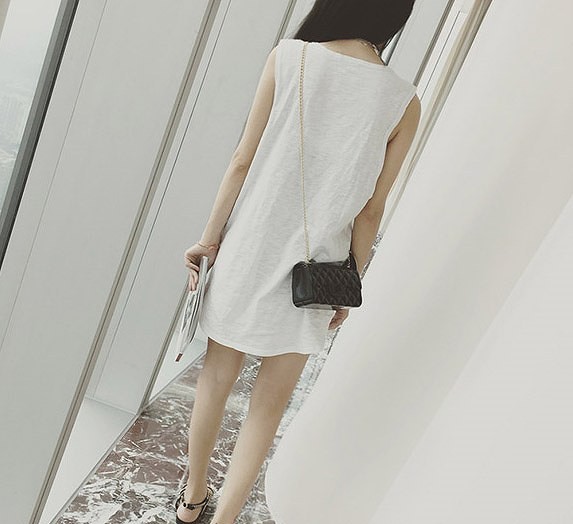 レディース トップス　Ｔシャツ　ノースリーブ　オーバーサイズ　カジュアル　夏　ロゴ　ブラック　ホワイト　送料無料