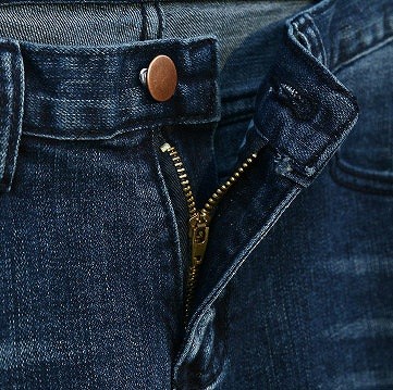 レディース　クラッシュ加工　ダメージ　デニム　切りっぱなし　スリット　ジーンズ　ジーパン　美脚　脚長　美シルエット　人気　春　夏物　女性　大人　カジュアル　キュート　可愛い　フェミニン　上品　おしゃれ　ファッション　ネイビー　S　M　L　サイズ　送料無料