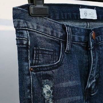 レディース　クラッシュ加工　ダメージ　デニム　切りっぱなし　スリット　ジーンズ　ジーパン　美脚　脚長　美シルエット　人気　春　夏物　女性　大人　カジュアル　キュート　可愛い　フェミニン　上品　おしゃれ　ファッション　ネイビー　S　M　L　サイズ　送料無料